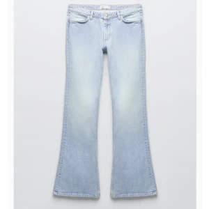 Zara jeans - Jeans från Zara i modellen flare low rise. Oanvända och har prislappen kvar🥰Köparen står för frakt.