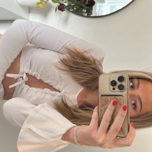 festtopp - säljer denna fina festtröjan som är använd en gång. Tryck gärna köp nu💕