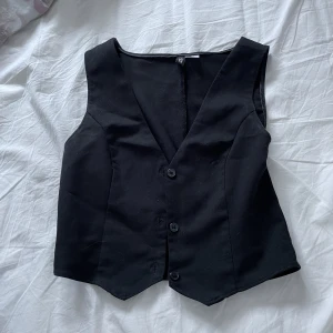 Svart väst - Svart väst från hm. Skitsnygg och bra skick men tyvärr för liten för mig då jag är typ s och detta är xxs 