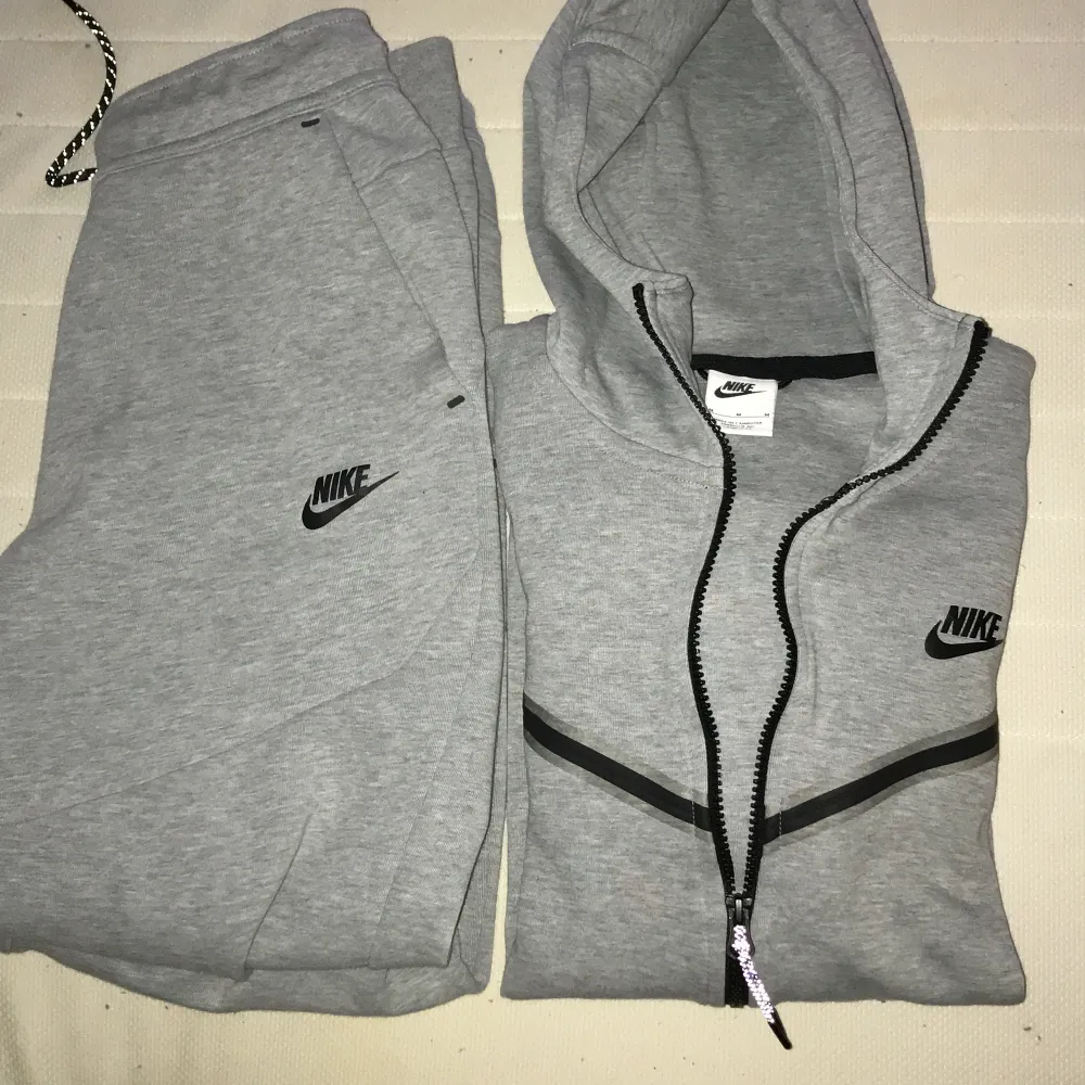 Skick 10/10. Nypris 2600kr totalt för byxor och hoodie. Jag säljer den är nike tech fleece tracksuiten för att den knappt används, har användt den max 3-5 gånger. Pris kan diskuteras. Skriv om du vill ha fler bilder! Byxor och tröja följer med!. Hoodies.