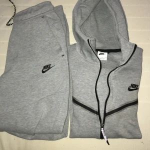 Helt ny nike tech fleece - Skick 10/10. Nypris 2600kr totalt för byxor och hoodie. Jag säljer den är nike tech fleece tracksuiten för att den knappt används, har användt den max 3-5 gånger. Pris kan diskuteras. Skriv om du vill ha fler bilder! Byxor och tröja följer med!