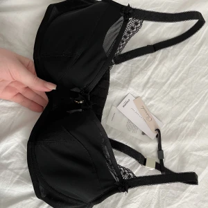 NY BH  - en sprillangts ny bh från twilfit❤️‍🔥 använts ej pga för liten storlek, så lapparna sitter kvar på bh-n. Den är svart och har en 1 fjärdedels mech del, samt lite spets detaljer, liten bling mellan brösten och är ej vaderad. ordinarie pris, 850!!! 