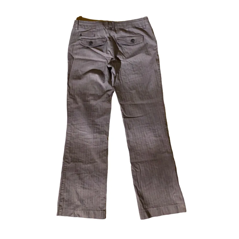 Snygga byxor från esprit med fina fickor på rumpan Midjemått 80cm Innerbenslängd 75cm. Jeans & Byxor.