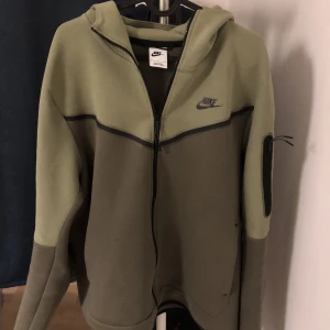 Nike tech fleece - Mörk och ljus grön nike tech fleece kofta i storlek large, mycket bra skick och kostar typ 1200kr ny
