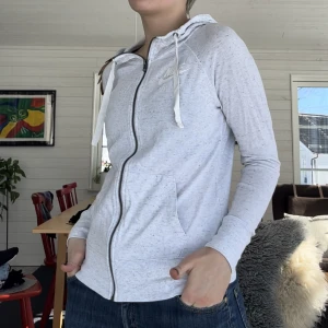 Vit Nike zip up hoodie - En vit sportig hoodie från Nike. Storlek XS. Den är ganska tunn, luftig och har en rymlig huva. Inte speciellt använd, ren och hel. 