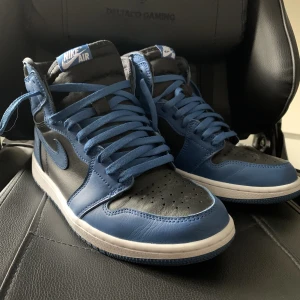 Jordan 1 High Dark Marina Blue - No box. Cond enligt mig 8/10 men bedöm själv. Skicka ett meddelande om det finns funderingar eller om det önskas fler bilder. Bud välkomna!😃