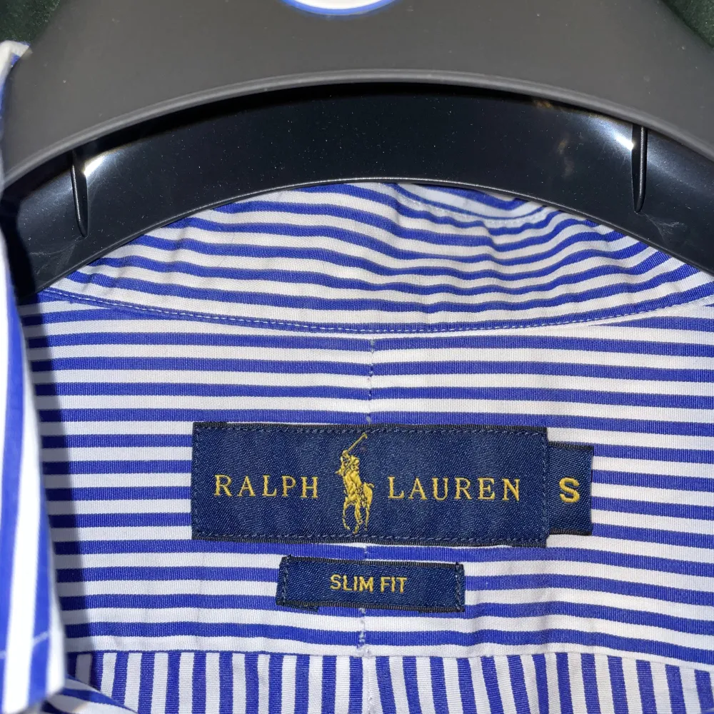 Säljer en Ralph Lauren skjorta. Skjortan är i mycket god kvalité och har inga defekter. Nypris ligger på 1500kr, Hör av dig vid eventuella frågor😊. Skjortor.