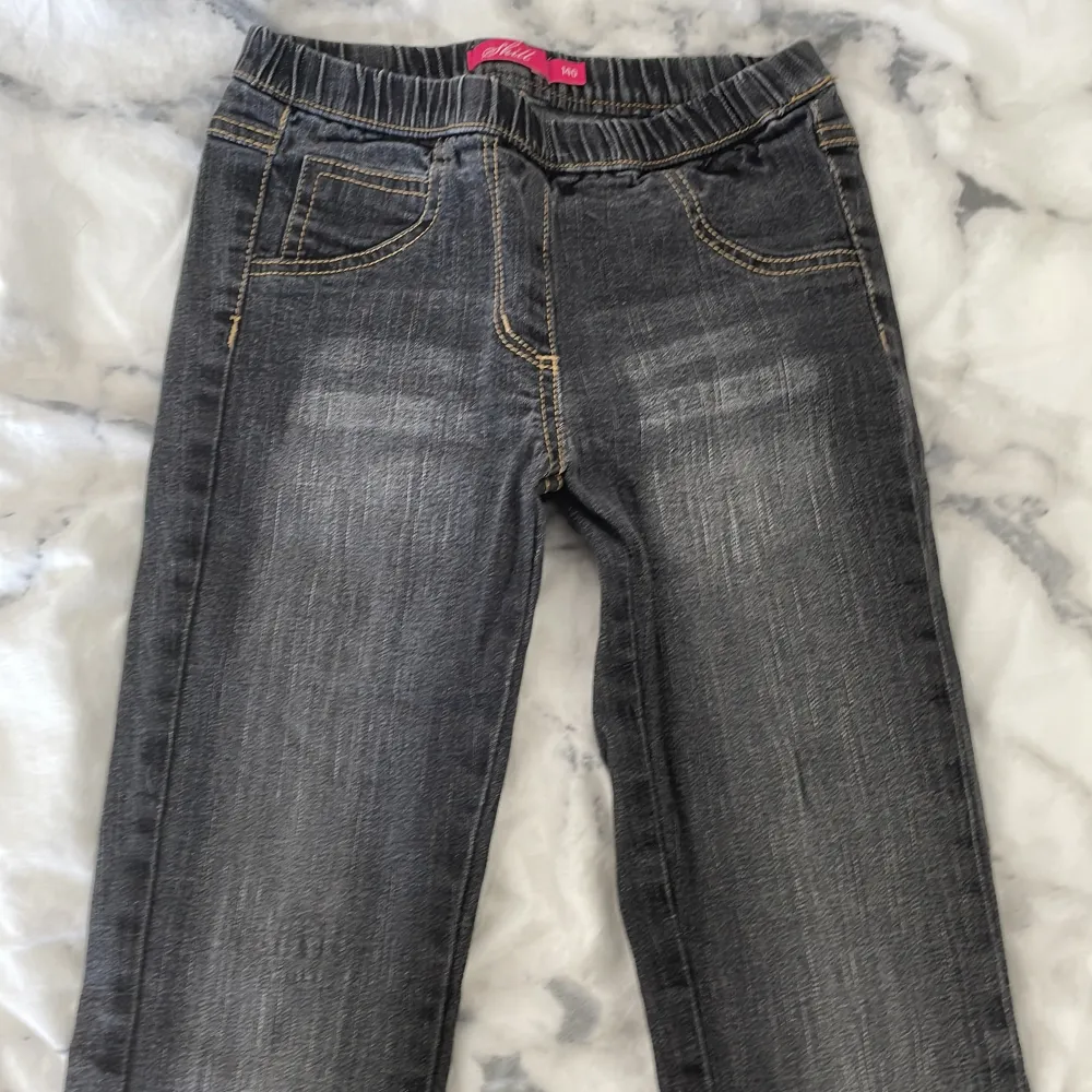 Tre barn jeans mörka, köparen står för frakten. 60kr för alla tre + frakt. 25kr för ett par + frakt 🌸✨. Jeans & Byxor.