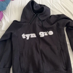 Svart Tyngre Zip hoodie  - Säljer en äldre model av tyngre hoodie, diskuterar priset gärna och hör av dig vid intresse 