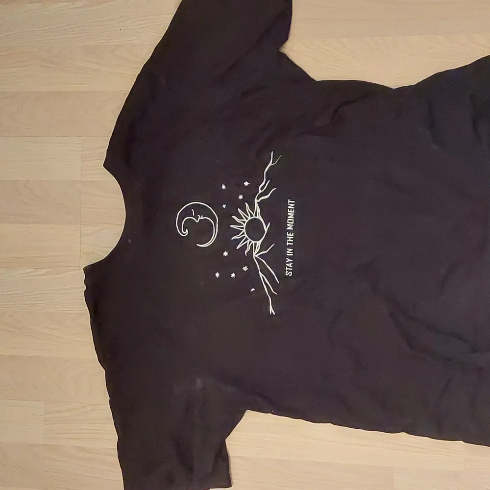 En svart tshirt som är superfin men säljer då den aldrig kom till användning . T-shirts.