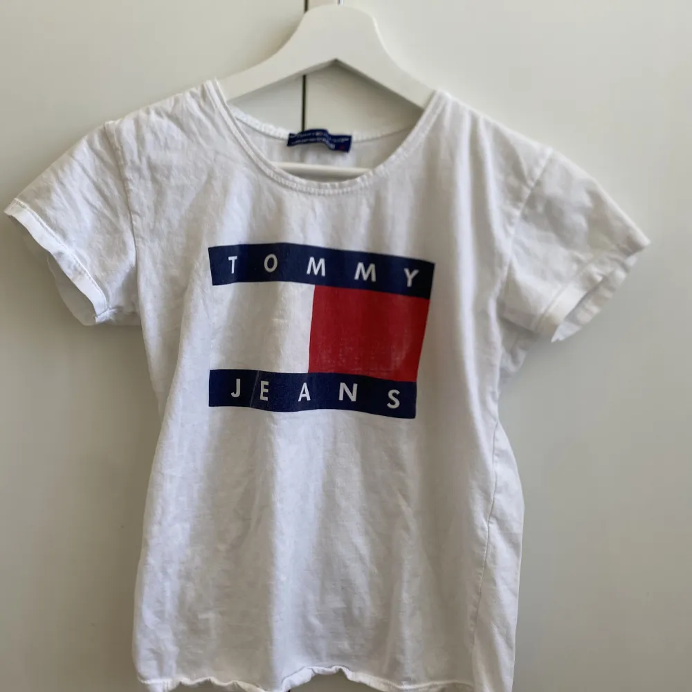 Just nu säljer jag en jätte fin Tommy hilfiger tröja som är så skön💗. T-shirts.