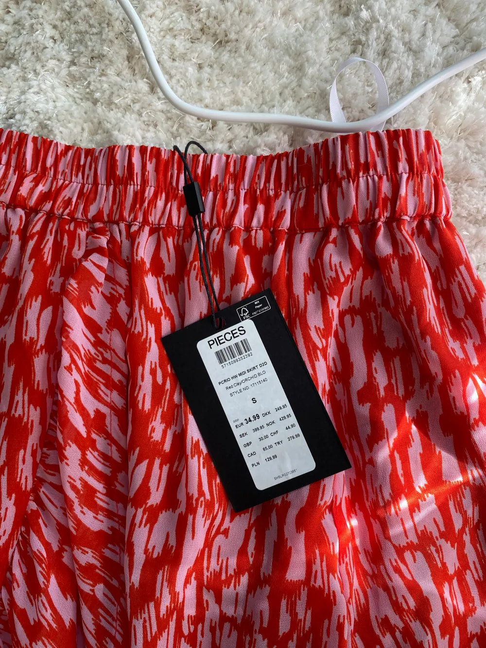 Oanvänd kjol ifrån pieces nypris 399kr säljes för 300kr storlek S . Kjolar.