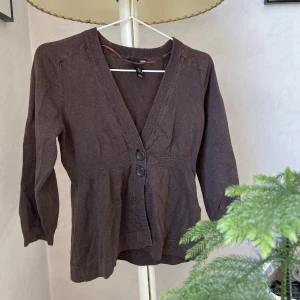 Brun kofta - Super fin brun trekvartsärmad kofta från H&M, passar Xs-S🤎