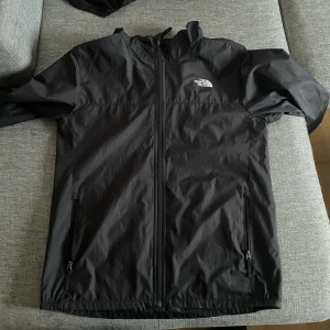 Sommar jacka - Säljer min jacka pga för många jackor. Start bud på 400 Oanvänd skick