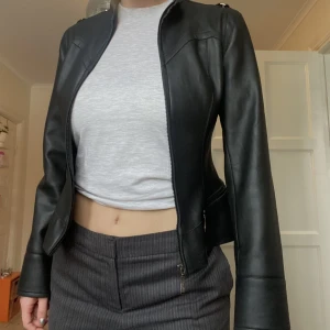 Skinnjacka svart äkta läder - Äkta läder i storlek M. Långa ärmar. Värmande och sjukt snygg!🖤