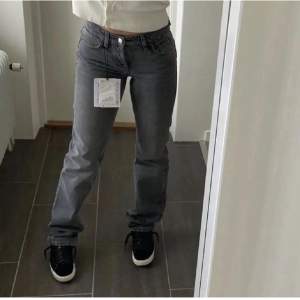 Säljer min straight leg mid waist zara jeans. De är mörk gråa och slut på hemsidan. I riktigt bra skick och har knappt använd de❤️