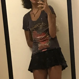 EdHardy t-shirts  - Super cool äkta vintage edhardy t-shirts som var min mammas  säljer då jag sällan andvänder den men den är bara för snygg vill nästa ha kvar den men som sagt ligger den bara där 