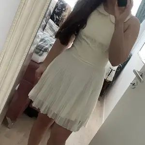 Säljer min vita klänning endast använd en gång. Väldigt unik design och mycket fint skick fortfarande! Endast använd en gång. Perfekt till studenten eller som en sommarklänning. 