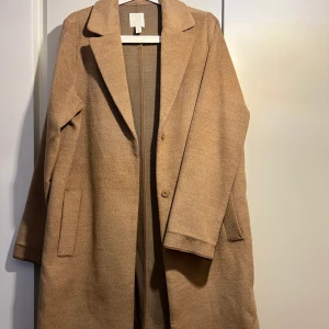 Kappa från h&m - I god skick. Mörk begie