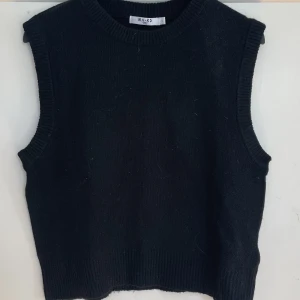 stickad väst  - En fin stickad väst från NA-KD. Sticks inte alls och nästintill helt oanvänd. Så fin till våren🌿🌺