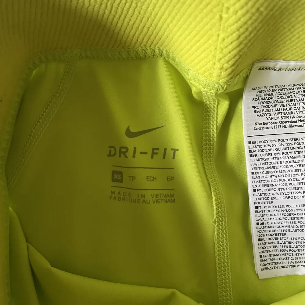 Gula Nike pro shorts i storlek xs. Använda fåtal gånger därav är de i fint skick💛 100+frakt . Övrigt.