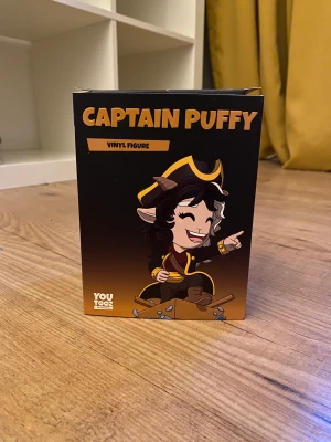 Captain puffy youtooz - Säljer min gamla puffy youtooz! Lådan är lite skadad men ingen men märker om man inte kollar nära! Har tappat bort figurens plast sak som håller den men packar den säker vid frakt!  Vid frågor fråga på! Står ej för fraktens pris!