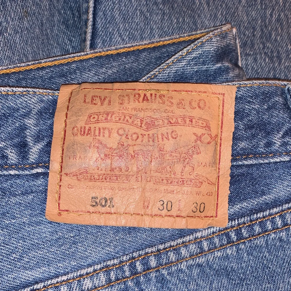 Så himla fina vintage Levi’s jeans i felfritt skick💙💎✨ så jämn och fin blå färg på dessa!! Storlek: W30 L30 (💸Rabatt & samfrakt vid köp av flera varor). Jeans & Byxor.