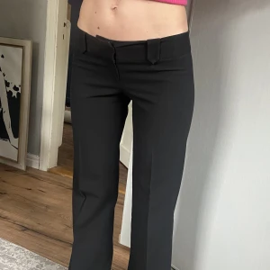Super låga nya kostymbyxor! - Vintage låga svarta kostymbyxor i ny skick!❤️Storlek s/m! Min mamma var modellen på bilderna för byxorna är väld för små för mig💕Använd köp nu funktionen!