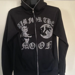 Aim for the moon zipup  - Säljer denna rhinestone hoodien då jag inte får användning av den. Jättebra skick bara använd några gånger