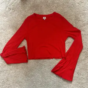Röd cropped långärmad tröja från River Island. Använd några få gånger men kommer inte till användning längre. 