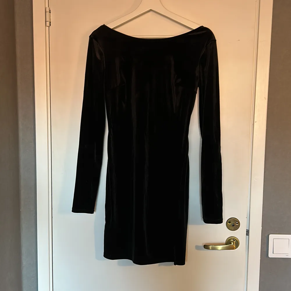 svart klänning i ”velvet lite kortare med en slits. lite lite djupare i ryggen, sitter jättefint. Klänningar.