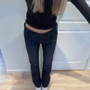 Lee jeans - Lee jeans. Modellen är storlek S. Prislappen kvar. Frakt tillkommer på 66kr <3 kram