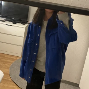 Knallblå jacka - Säljer denna coola jacka från Zara, då den tyvärr aldrig kommit till användning. Jackan är i storlek XS, men sitter mer som en S/M. 