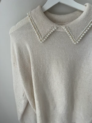 Stickad tröja  - Med fina pärlor 