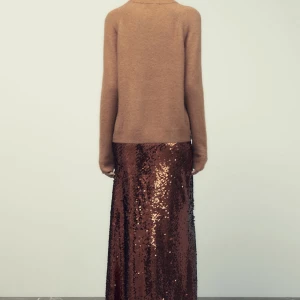 Zara tröja  - Super snygg stickad tröja ifrån zara. Jag hittade inte bilder med rätt färg, men den rätta färgen syns på tredje bilden. Inga defekter, inte nopprig, använd fåtal gånger, populär, trendig, passar till allt. Säljer för att jag har andra! 