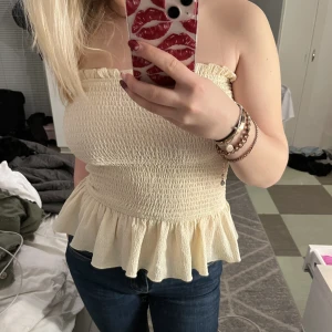 Söt sommar topp - En super gullig topp utan band som inte används längre! Super snygg till sommaren!!!