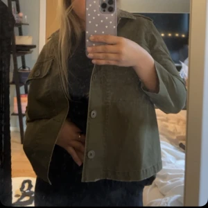 Vårjacka - Så fin grön vårjacka från mango! 