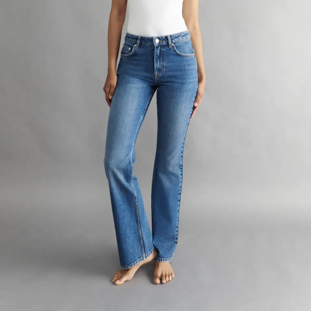 Slutsålda mid rise jeans från Gina tricot, ordinarie pris 500kr. Använda ett par gånger men i bra skick. Passar i längden på mig som är omkring 165, skriv för fler bilder!. Jeans & Byxor.