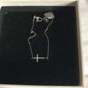 Armband  - Fint kors armband i äkta silver, osäker på vart de är ifrån. Använt men i fint skick 