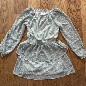 Sommarklänning Grön Blommor - En fin sommarklänning som jag tyvärr växt ur. Använd 2-3 gånger och i mycket bra skick.