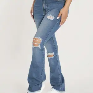 Blåa jättefina jeans med slitningar. Aldrig använda då den är för små för mig 