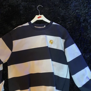 Carhartt sweatshirt - Skön sweatshirt, finns en fläck på väster ärm