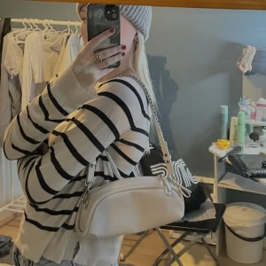 Zara väska - I princip helt oanvänd väska från zara i superbra skick. Ge gärna prisförslag💋Nypris: 399