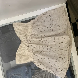 Sommar topp  - Säljer denna fina topp. Helt oanvänd!🤍tveka inte på att höra av er vid intresse 🤍