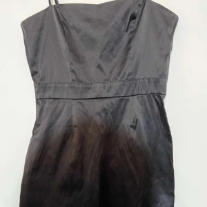 Klänning  - Jättefin klänning, har använt för ett tillfälle 💗 passar bra för sommaren eller bal