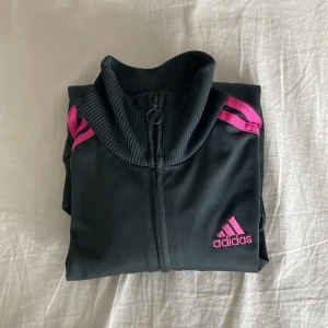 Adidas tröja - Säljer min Adidas tröja som jag inte använder längre. Bra när du idrottar te.x utomhus. Skön att springa i. Det är lila streck på ärmarna 
