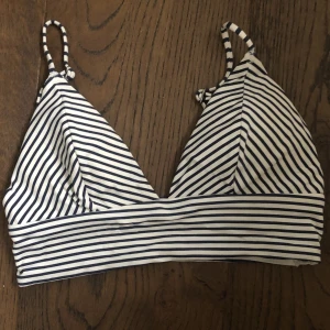Bikini  - Säljer en till bikini i samma modell som den andra bara att den är randig, gillar verkligen denna men den är tyvärr för liten💙🦋 väldigt bra skick :) 