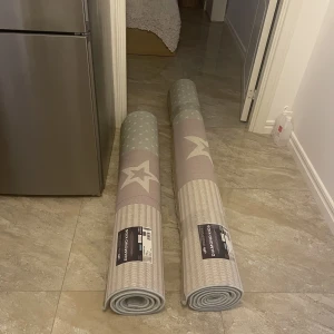 Mattor  - Det är två mattor i två olika storlekar som har inte kommit till någon användning och som man ser på bilden så är de fortfarande tejpade och sprillans nya. Den lilla mattan har storleken 120x170 och den stora mattan har storleken 160x230.