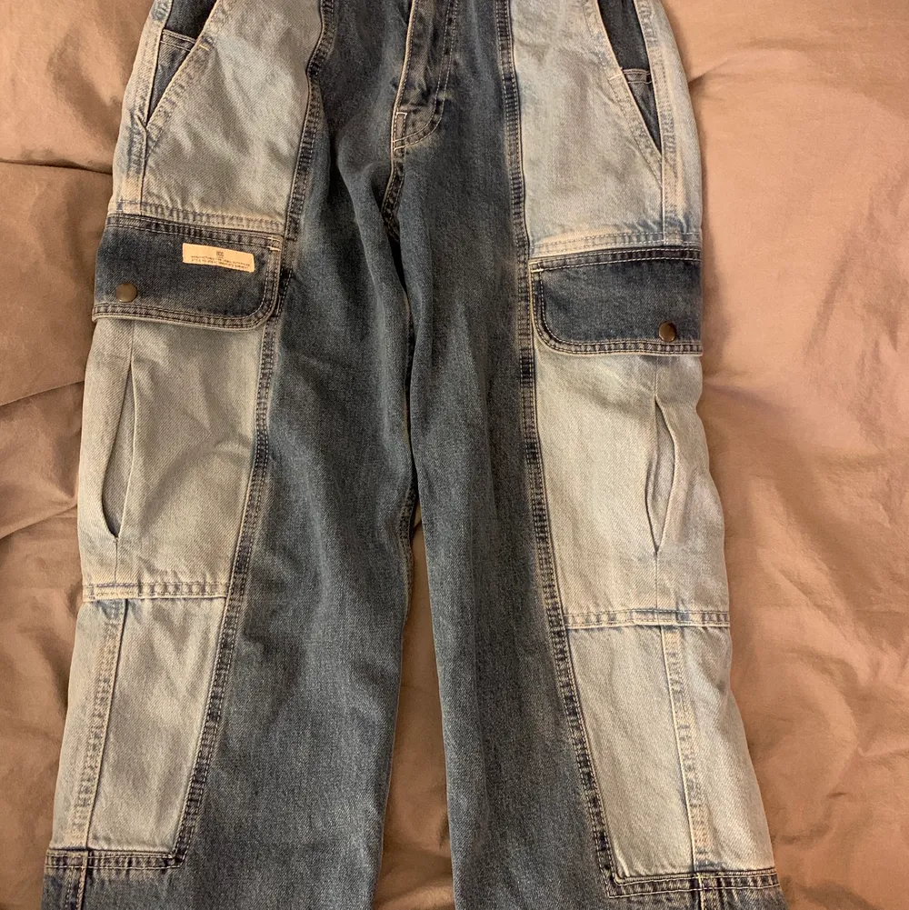 raka högmidjade jeans med fickor och olika färger från urban outfitters. jättefina detaljer. skriv för bilder/mått/detaljer, pris kan diskuteras! 💋. Jeans & Byxor.