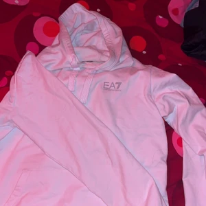 Emporio armani tröja - En EA7 tröja. Fräsch ej söndrig vit och skön tröja.  Priset kan såklart diskuteras i värsta fall